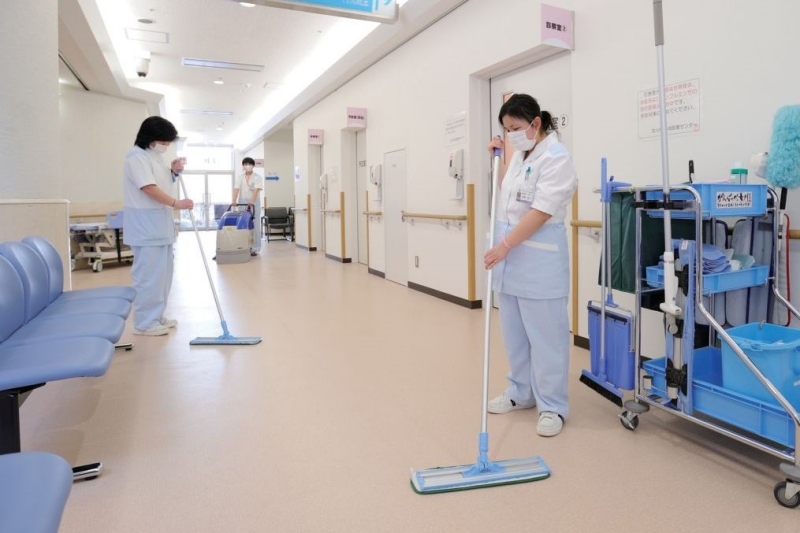 Nhân viên và trang thiết bị vệ sinh bệnh viện
